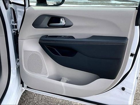 Used 2024 Chrysler Pacifica Touring-L FWD image 24