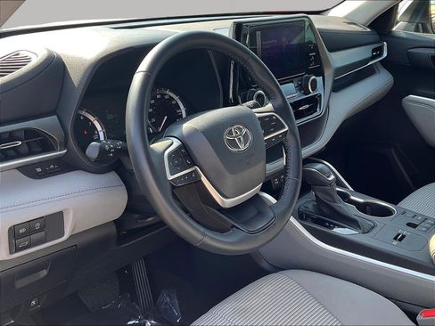 Used 2023 Toyota Highlander LE FWD image 17