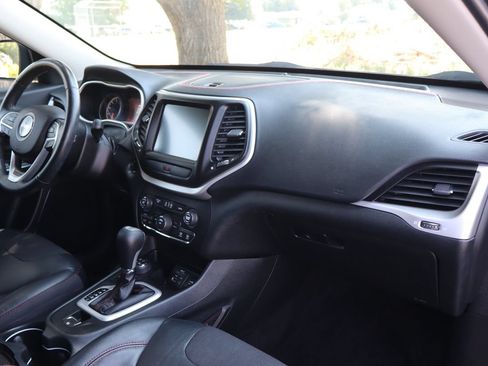 Used 2016 Jeep Cherokee Trailhawk w/ Cold Weather Group AWD/4WD image 17
