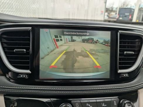 Used 2024 Chrysler Pacifica Limited image 18