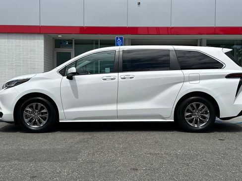 Used 2023 Toyota Sienna LE FWD image 7
