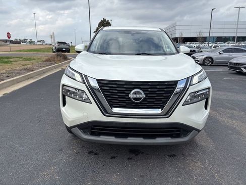 Used 2023 Nissan Rogue SV image 2