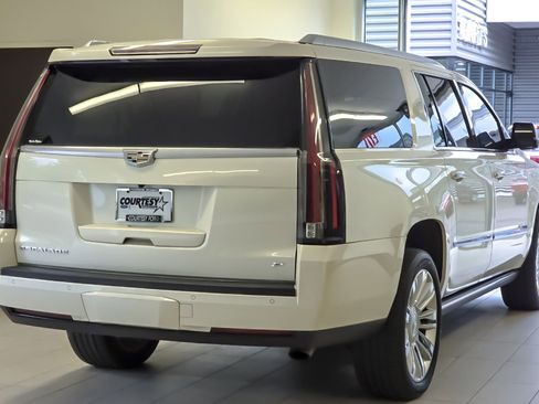 Used 2015 Cadillac Escalade ESV Platinum AWD/4WD image 4