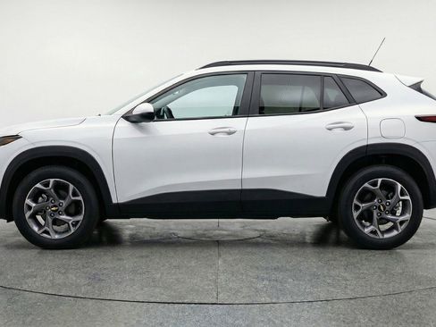 Used 2025 Chevrolet Trax LT w/ LT Convenience Package image 5