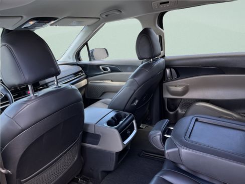 Used 2025 Kia Carnival FWD image 23