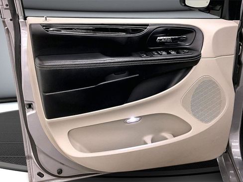 Used 2016 Dodge Grand Caravan SXT image 20