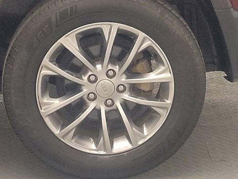 Used 2019 Jeep Cherokee Latitude Plus FWD image 31