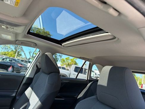 Used 2020 Toyota RAV4 XLE w/ Convenience Package FWD image 16