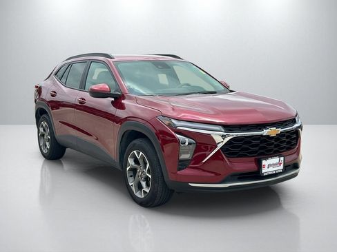 Used 2025 Chevrolet Trax LT FWD image 3