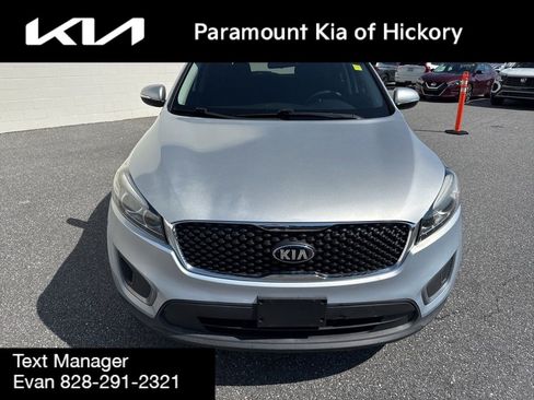 Used 2017 Kia Sorento FWD image 2