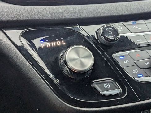 Used 2025 Chrysler Pacifica Select image 19