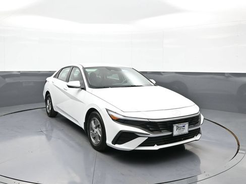 Used 2025 Hyundai Elantra SE FWD image 3