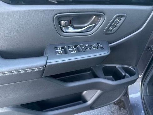 Used 2025 Honda Pilot EX-L image 8