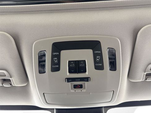 Used 2025 Toyota Sienna LE image 23