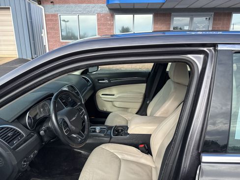 Used 2018 Chrysler 300 Touring L image 10