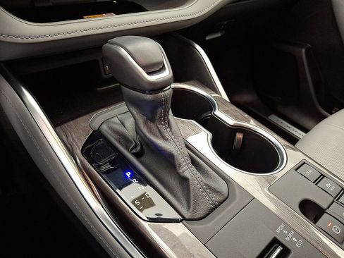 Used 2024 Toyota Highlander Limited image 12