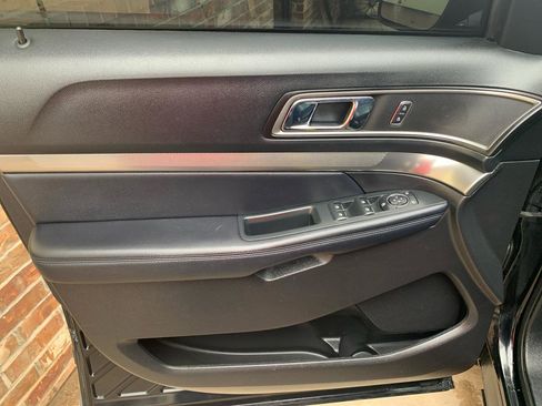 Used 2018 Ford Explorer XLT w/ Equipment Group 202A AWD/4WD image 27