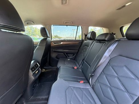 Used 2024 Volkswagen Atlas SE AWD/4WD image 16