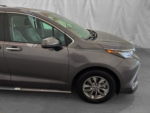 Used 2022 Toyota Sienna XLE w/ XLE Plus Package FWD image 9