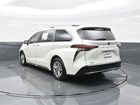 Used 2021 Toyota Sienna Limited image 8