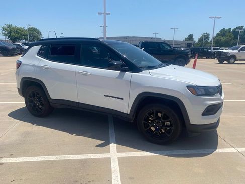 Used 2023 Jeep Compass Latitude w/ Sun and Sound Group AWD/4WD image 1