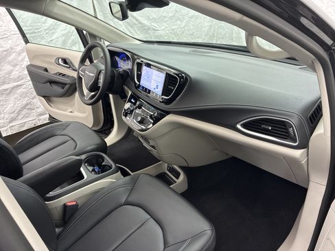 Used 2024 Chrysler Pacifica Touring-L FWD image 17