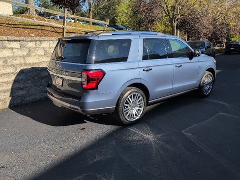 Used 2022 Ford Expedition Limited image 3