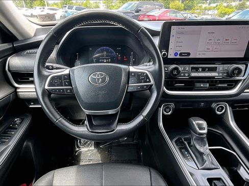 Used 2025 Toyota Grand Highlander AWD image 5