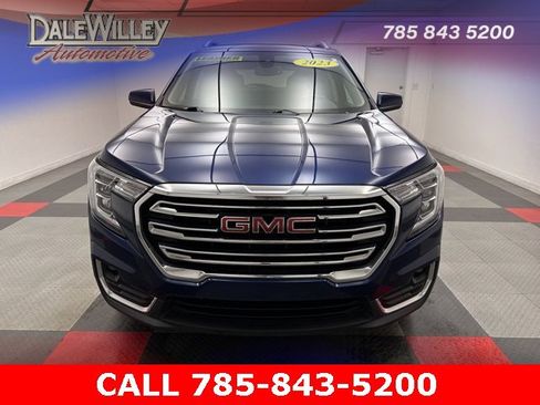 Used 2023 GMC Terrain SLT image 2