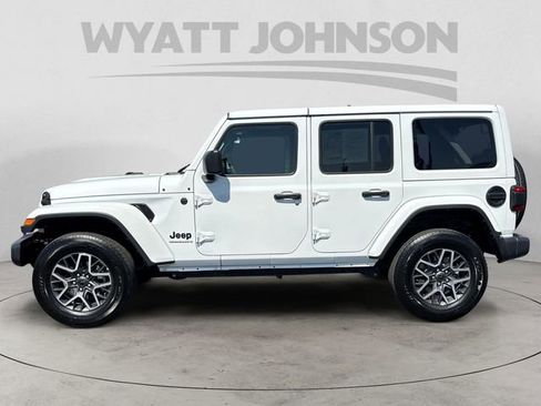 Used 2025 Jeep Wrangler Unlimited Sahara AWD/4WD image 2
