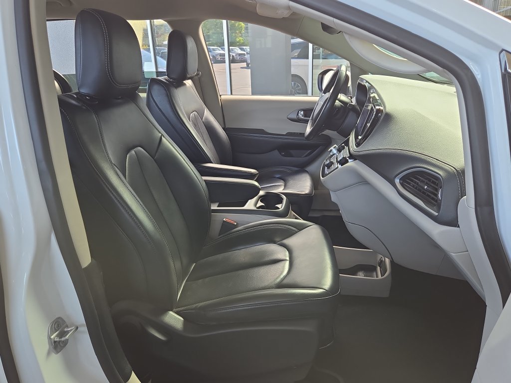 Used 2023 Chrysler Pacifica Touring-L FWD image 18