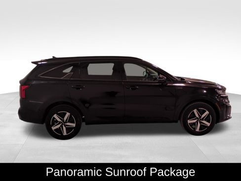 Used 2022 Kia Sorento S w/ Panoramic Sunroof Package image 3