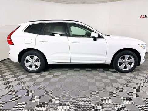 Used 2022 Volvo XC60 B5 Momentum image 2