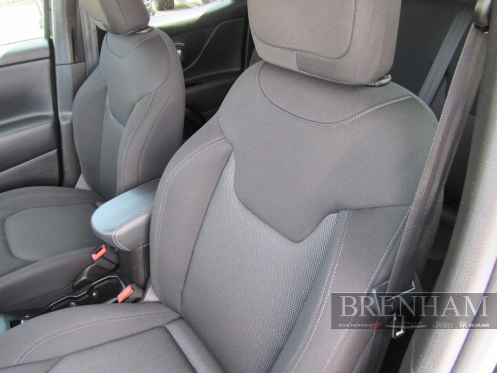 Used 2023 Jeep Renegade Latitude AWD/4WD image 14