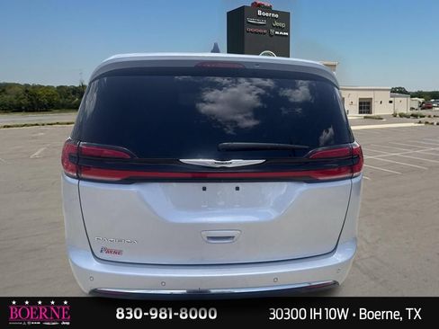Used 2023 Chrysler Pacifica Touring-L FWD image 10