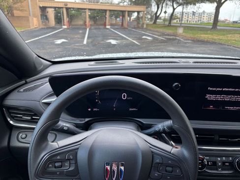 Used 2025 Buick Envista Preferred image 29