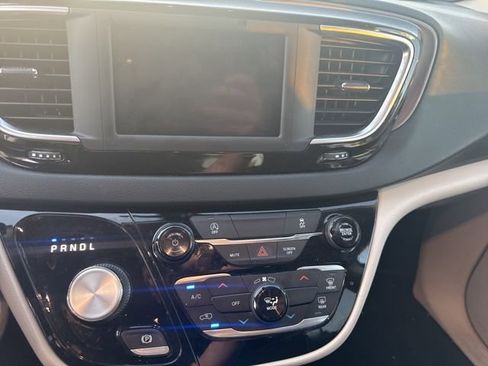 Used 2022 Chrysler Voyager LX image 12