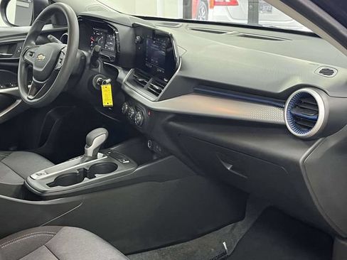 Used 2025 Chevrolet Trax LS FWD image 27