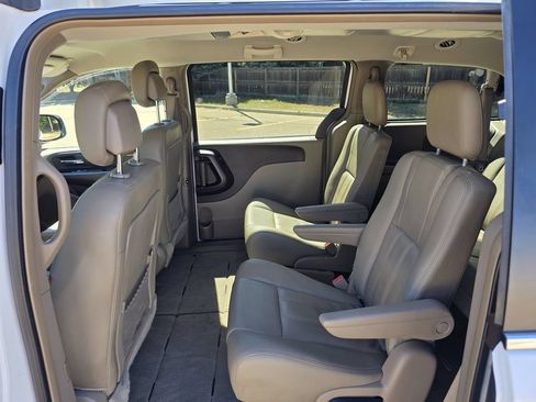 Used 2015 Chrysler Town & Country Touring FWD image 15