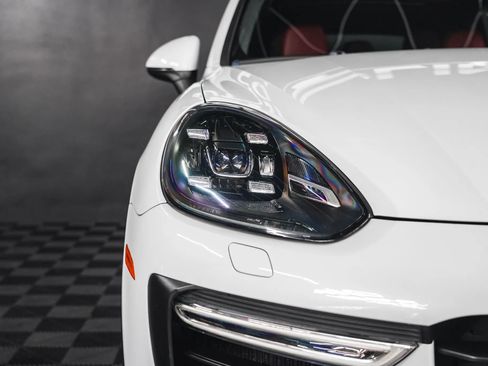 Used 2015 Porsche Cayenne Turbo image 12