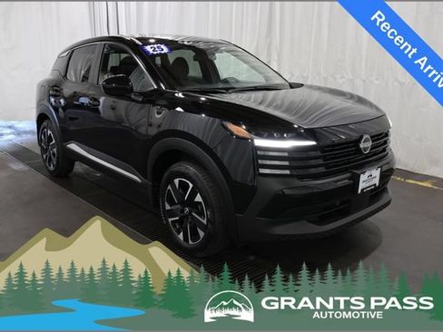 Used 2025 Nissan Kicks SV AWD/4WD image 1