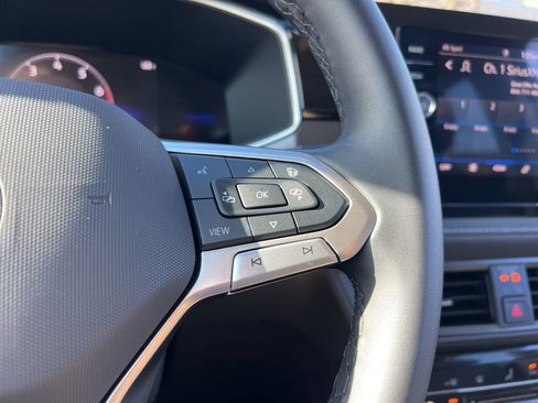 Used 2025 Volkswagen Taos SE image 17