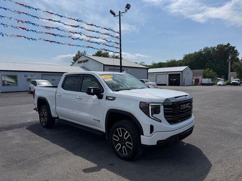 Used 2023 GMC Sierra 1500 AT4 w/ AT4 Preferred Package AWD/4WD image 2