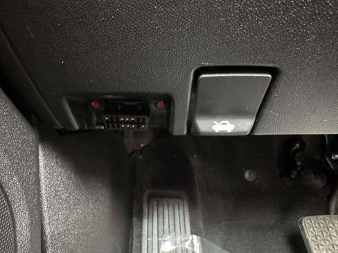 Used 2018 Chevrolet Equinox LT FWD image 16