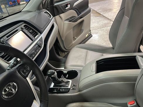 Used 2015 Toyota Highlander XLE AWD/4WD image 25