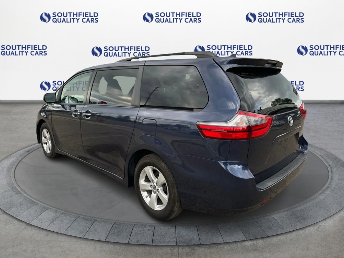 Used 2020 Toyota Sienna LE w/ LE Preferred Package FWD image 4