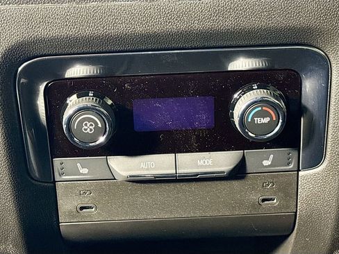 New 2025 Chevrolet Suburban Premier image 25