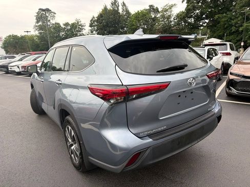 Used 2022 Toyota Highlander XLE AWD/4WD image 7