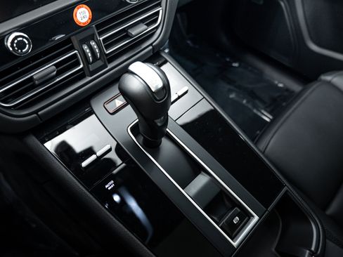 Certified 2025 Porsche Macan AWD/4WD image 24