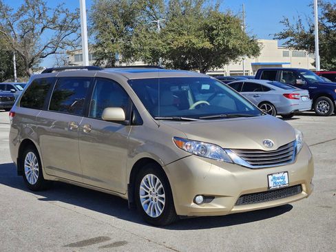 Used 2011 Toyota Sienna XLE image 3